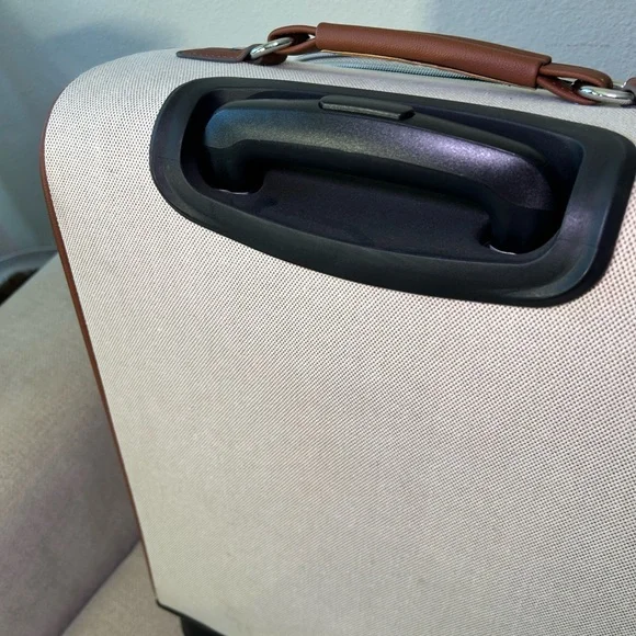 Guess Luggage - Picture 8 of 10